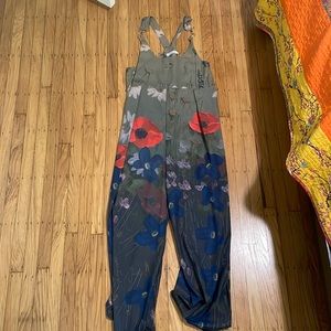 Flowing overalls. Roomy and comfy. Soft material. Lightweight. Cotton blend.